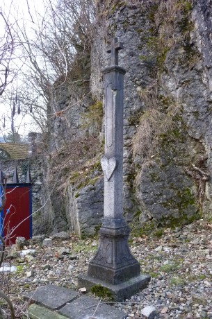 Kříž se srdcem u skály na přístupu k hradu