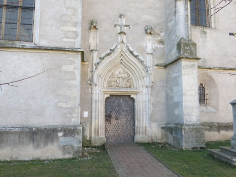 Boční vstup do kostela