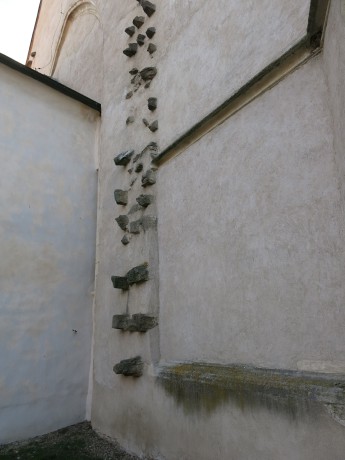 Hnanice-kamenné překlady staré stavby