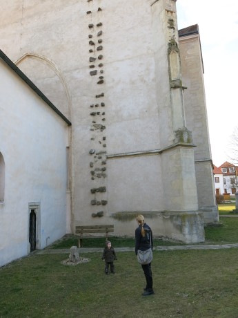 Zadní stěna v oblasti studny