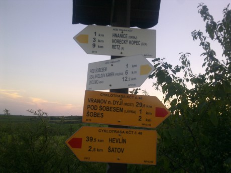 Přístup z Hnanic je značen