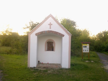 Vyzařovací bod u Hnanic, je dnes označen Kapličkou, nebo spíše muky