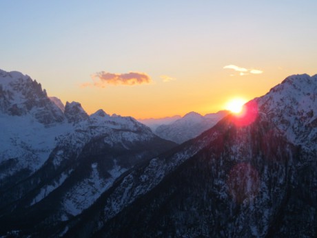 Zapadající slunce nad protějším hřebenem