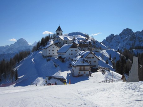 Pohled na Luscharisberg,pár pensionů a kostel