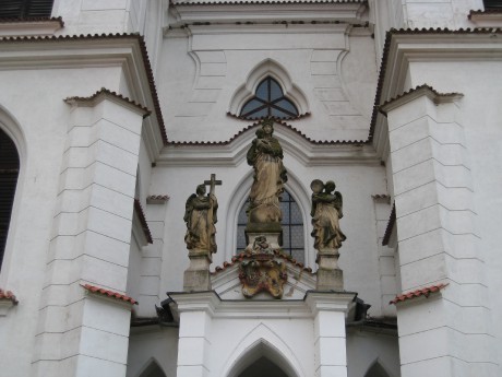 Madona nad vchodem označuje místo