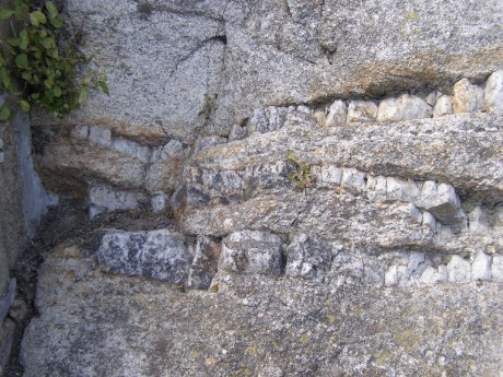 Žíly křemene v podkladové skále