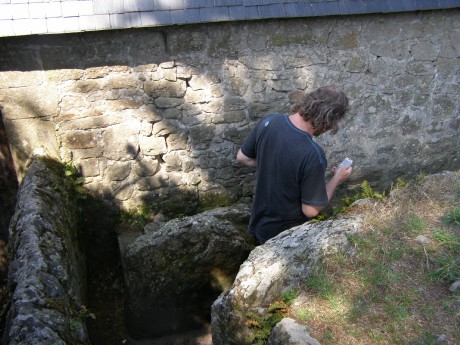 Dolmen u stavení, jedna stěna domu nasedá na systém