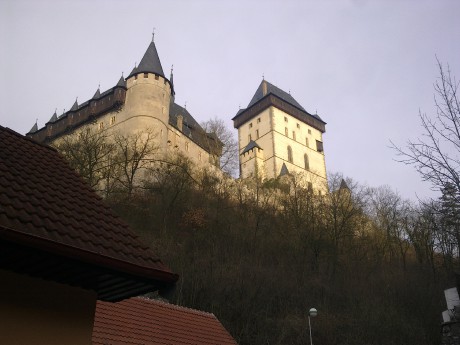 Karlštejn-hrad na dávné pyramidě