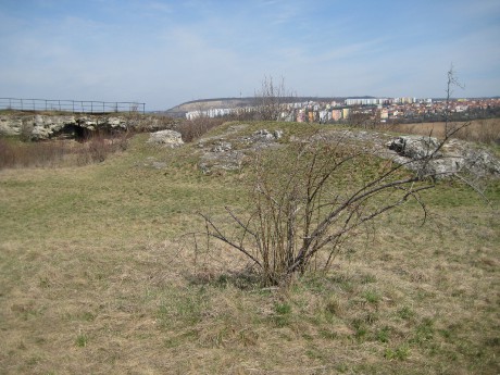 Stránská skála poblíž místa zasvěcenému spojení se Zemí
