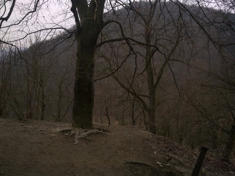 1.místo a pohled na pyramidální struktury protějších úbočí