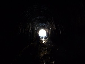 svetlo-a-tma-tunel.jpg